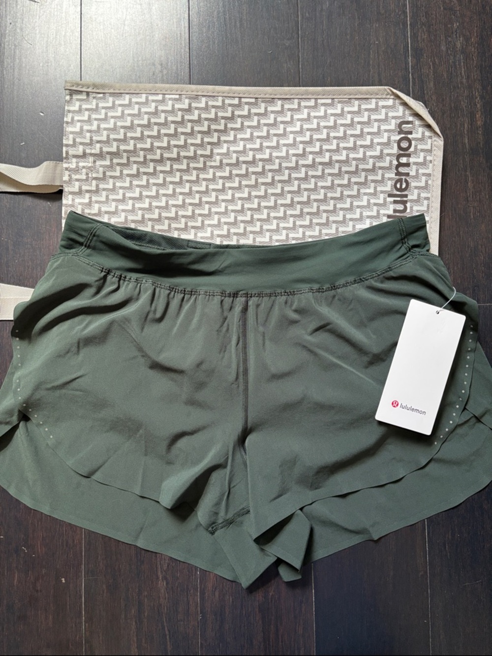 LULULEMON FAST AND FREE HIGH RISE SPLIT SHORTS 3” in RAINFOREST GREEN SZ L NWT - Picture 2 of 6